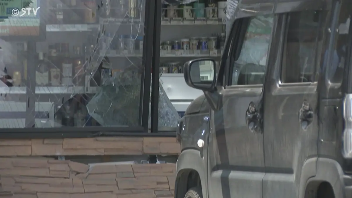 日テレNEWS NNN 7月8日(水) 16:19 店員はねてそのまま店舗へ…軽乗用車