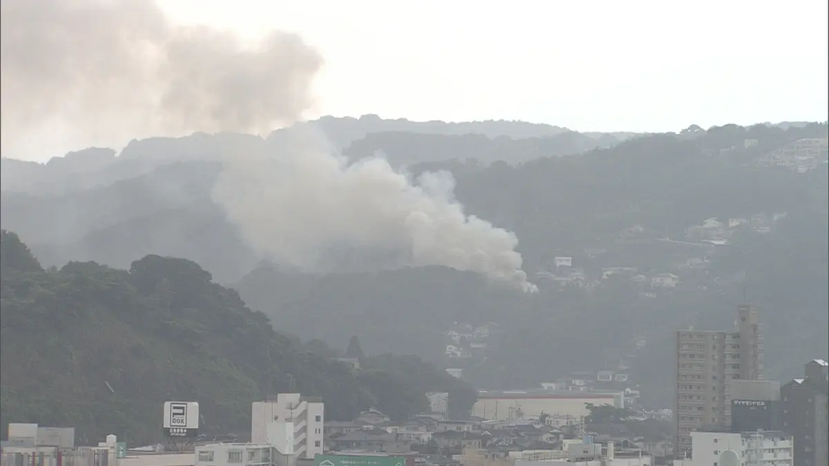 日テレNEWS NNN 8月4日(火) 12:16 倉庫や自転車など燃える火事 近くの