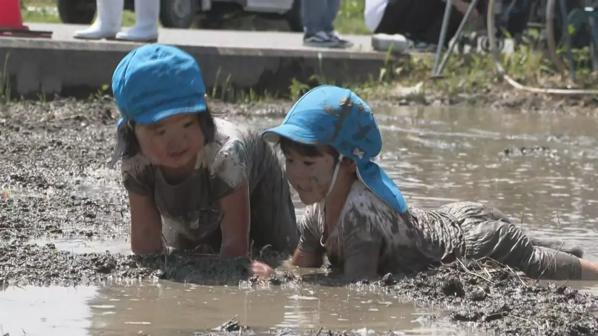 日テレNEWS NNN 5月19日(火) 16:57 元気いっぱい泥遊び 泥の掛け合いっ